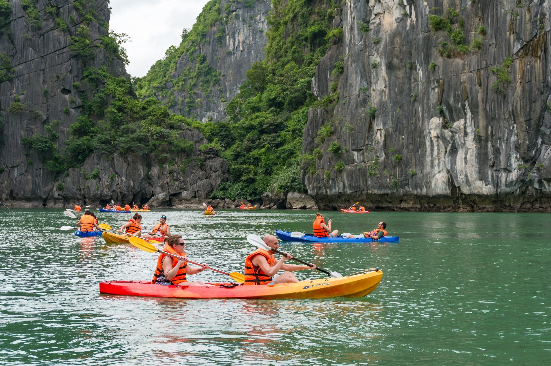chèo thuyền Kayak trên vịnh Lan Hạ